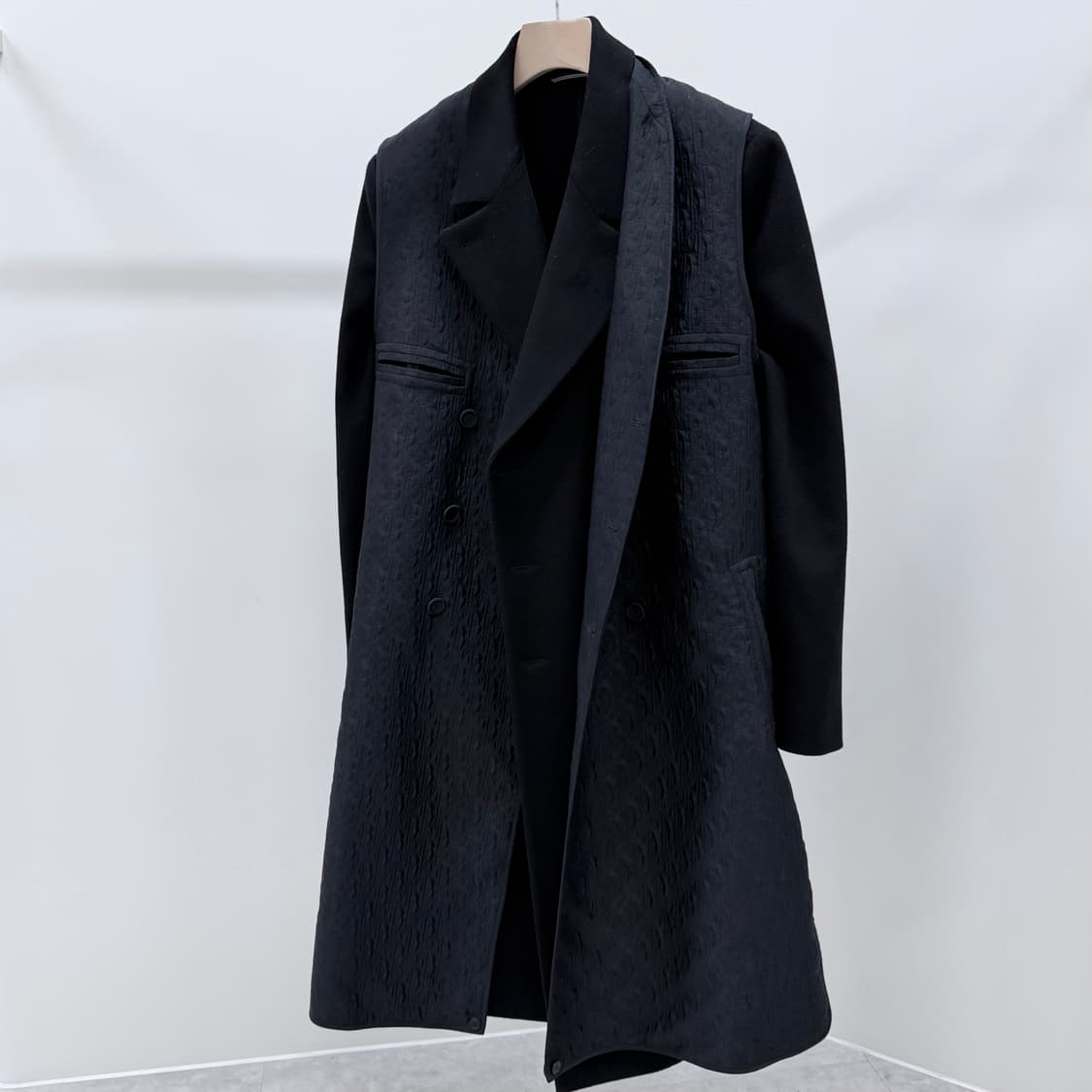 [S+급/50] 디올 런웨이 컬렉션 시그니처 코트 블랙 상품이미지4