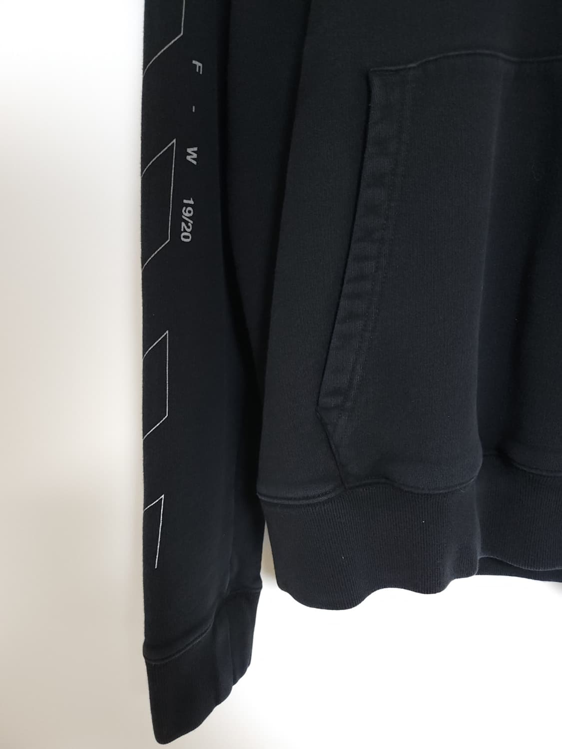 M 오프화이트 3D 애로우 후드티 OMBB034E19E30003 상품이미지4