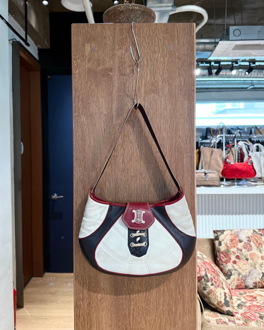 셀린느 화이트 레드 2002 피파 월드컵 레더 숄더백  상품이미지1