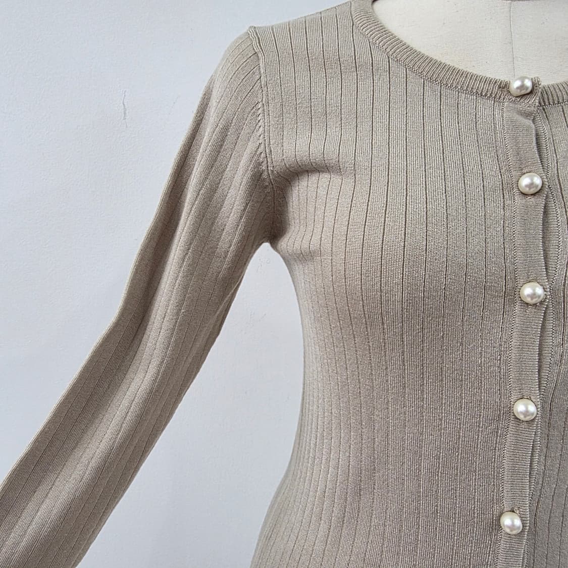 Cluel 진주 버튼 슬림 골지 니트 가디건 상품이미지6