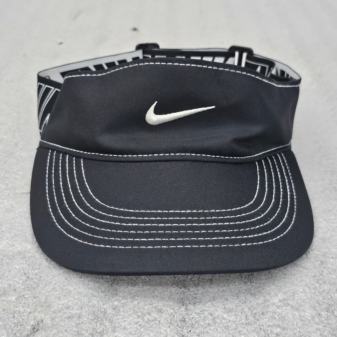 나이키 로고가 돋보이는 블랙 색상의 썬캡 상품이미지2