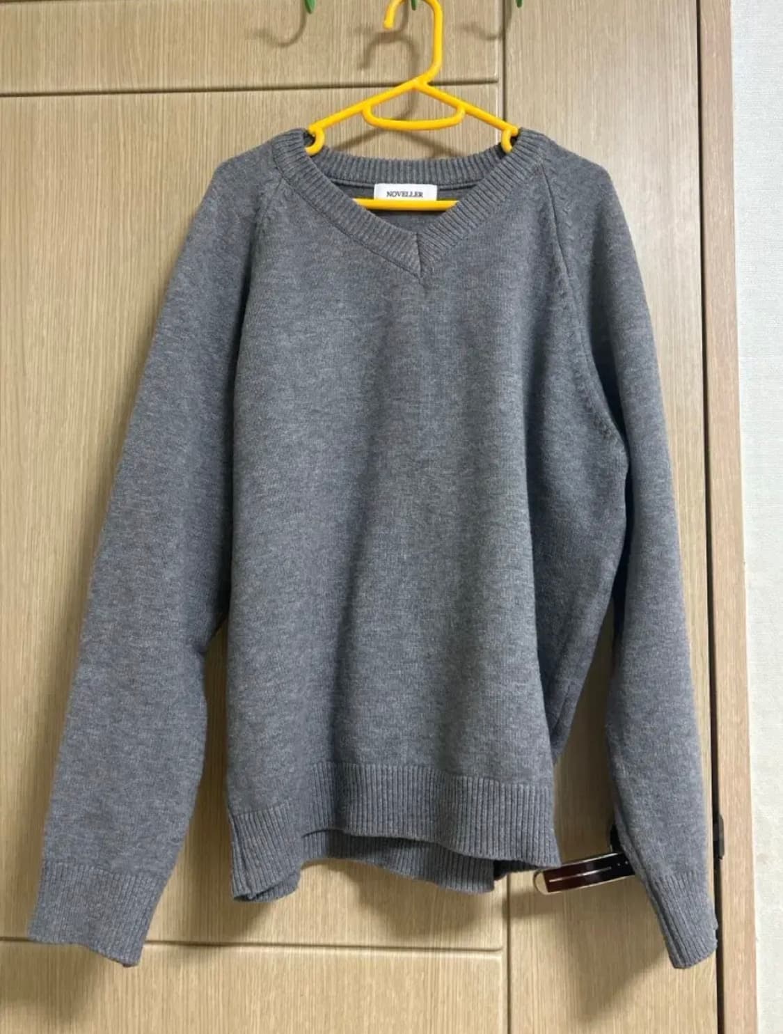 회색 심플 브이넥 크롭 니트 상품이미지1