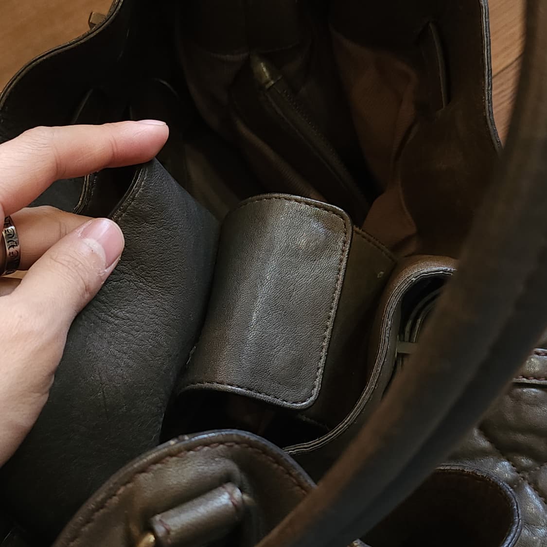 버버리 퀼티드 레더 숄더백 카키 브라운 상품이미지10