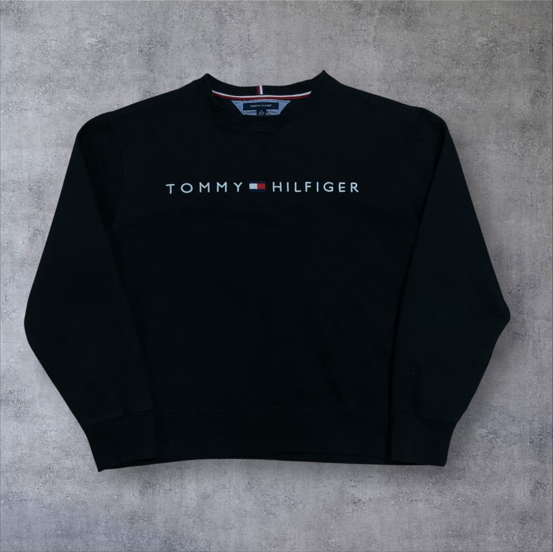 타미힐피거 스펠아웃 로고 블랙 맨투맨 상품이미지1