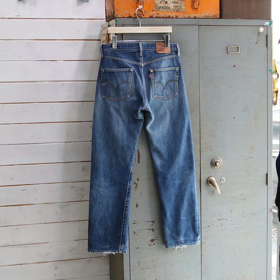(착용컷) 00's 리바이스 501 셀비지 진 (남성용 30) 상품이미지2