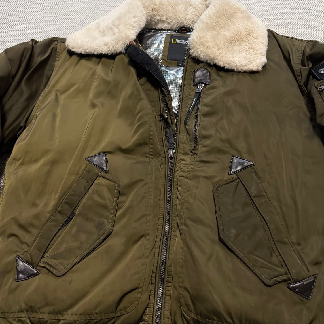 내셔널지오그래픽 넥 트리밍 카키 항공 패딩 자켓 상품이미지3