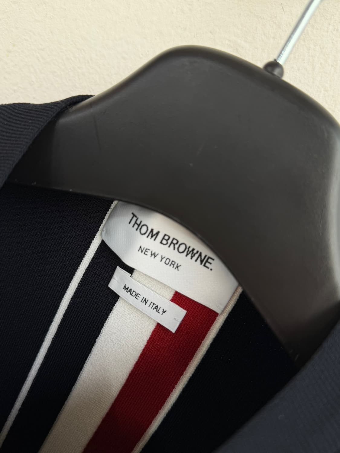 톰 브라운 센터 백 스트라이프 티  상품이미지6