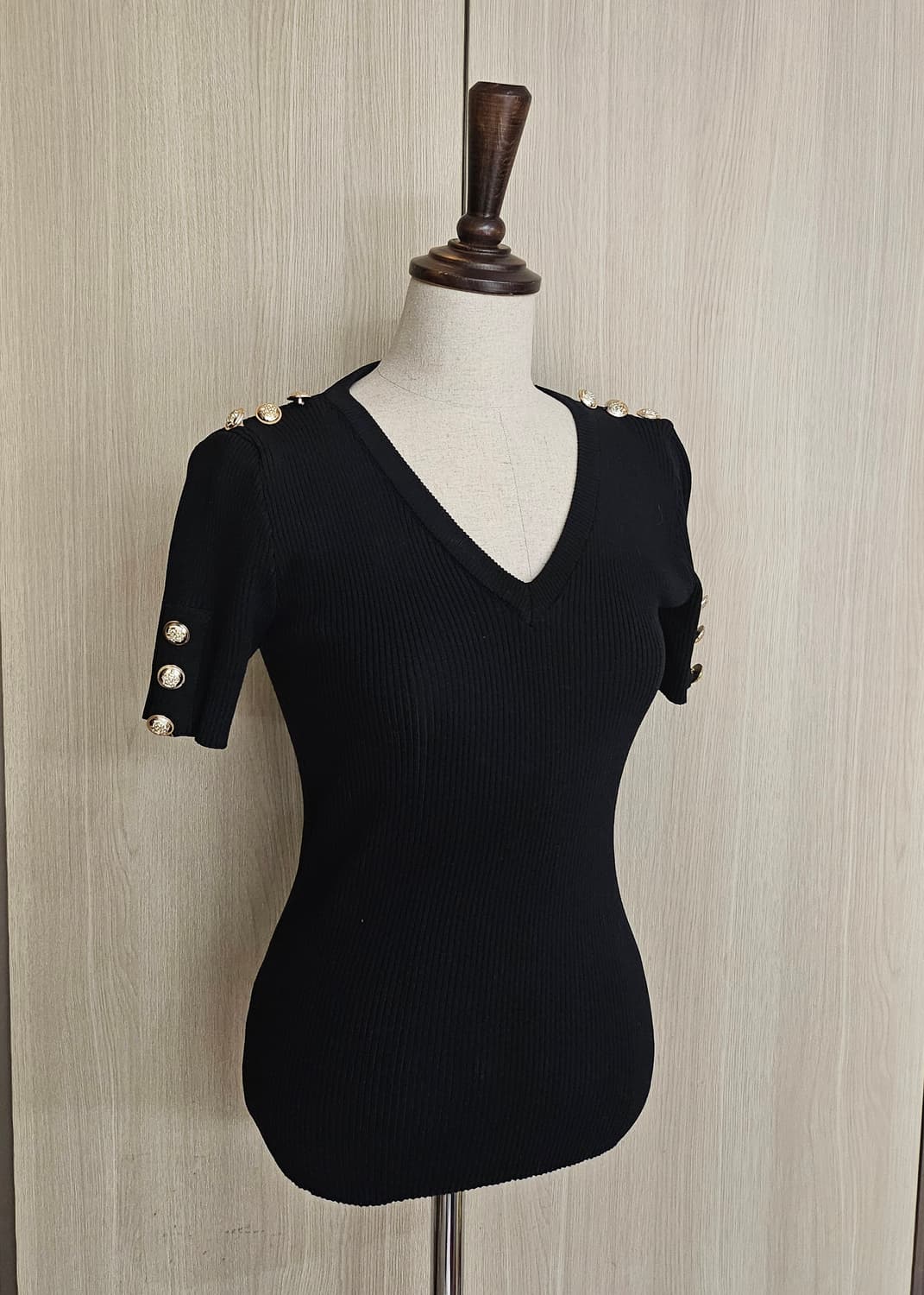 금장 버튼 디테일 브이넥 골지 니트 (슬림핏)free 상품이미지6