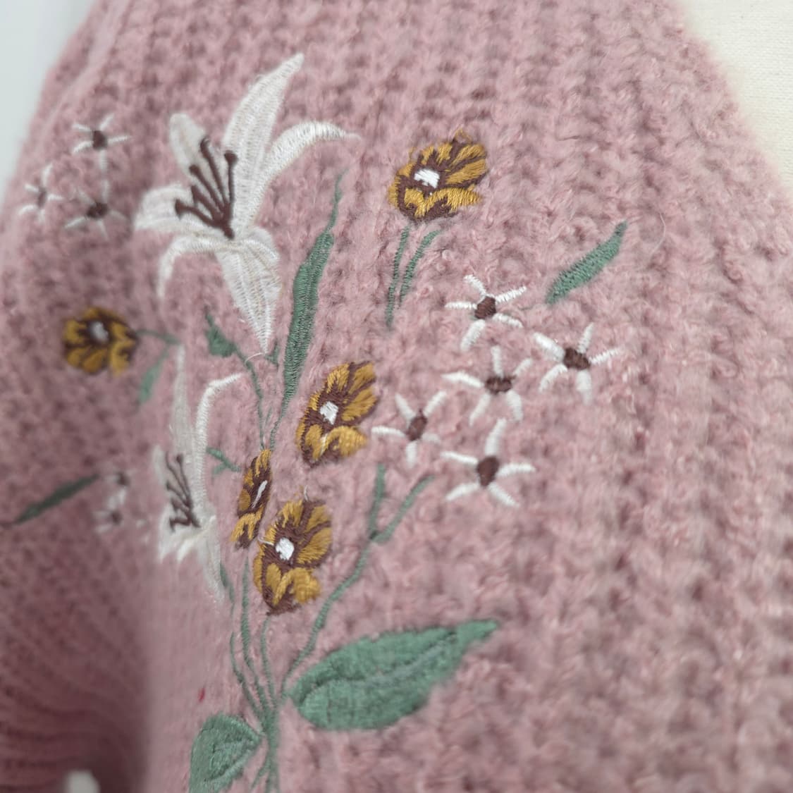 INGNI 플라워 자수 브이넥 루즈 니트 상품이미지6