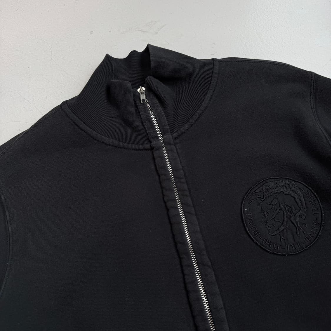 디젤 로고 패치 코튼 하이넥 집업 블랙 상품이미지3