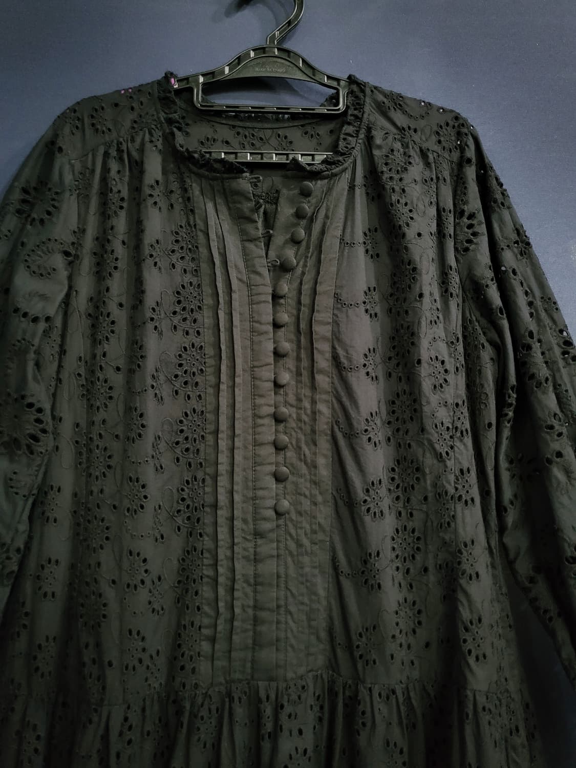 칼라거펠트 자수 펀칭 원피스 상품이미지2