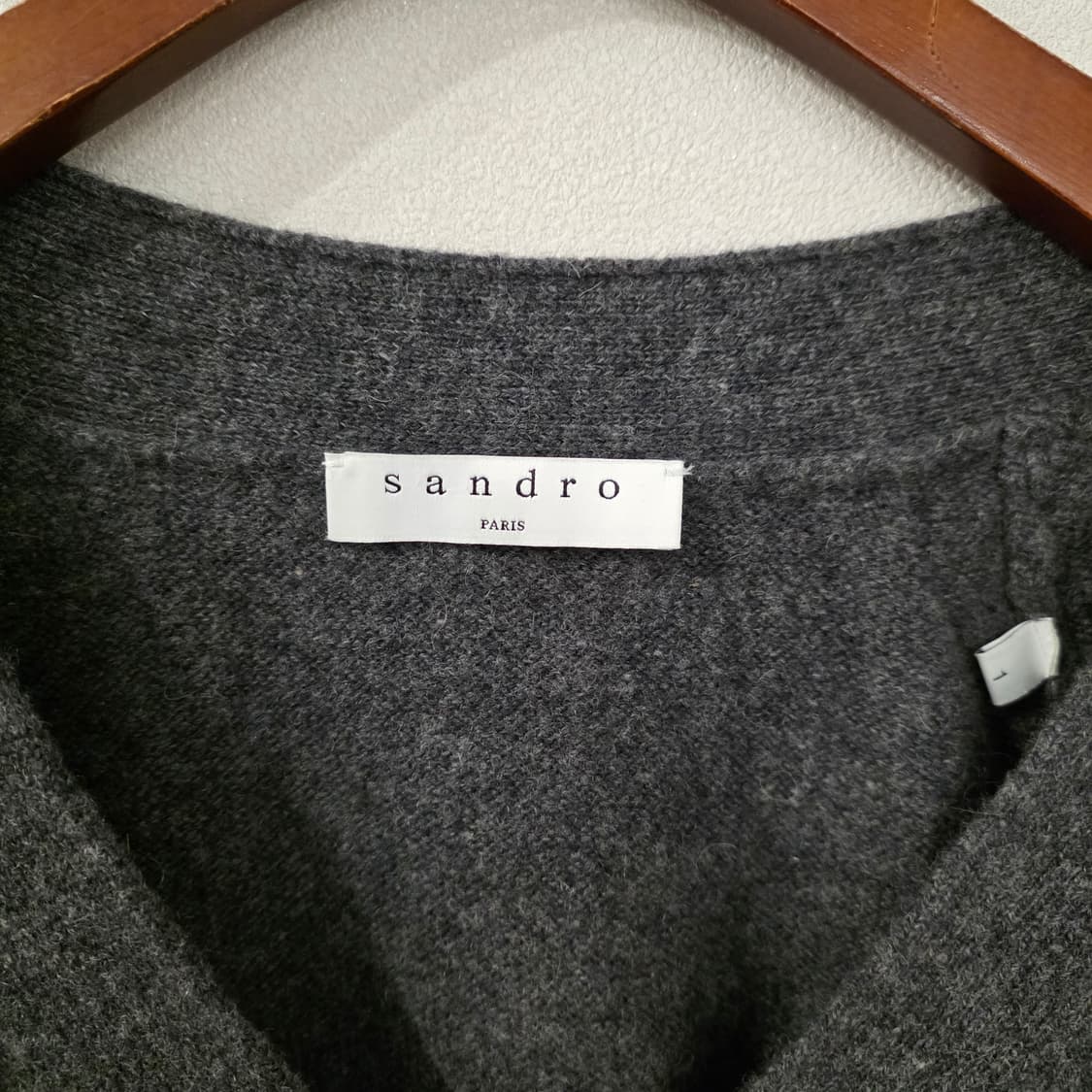 산드로 V넥 니트 회색/버건디 배색 상품이미지4