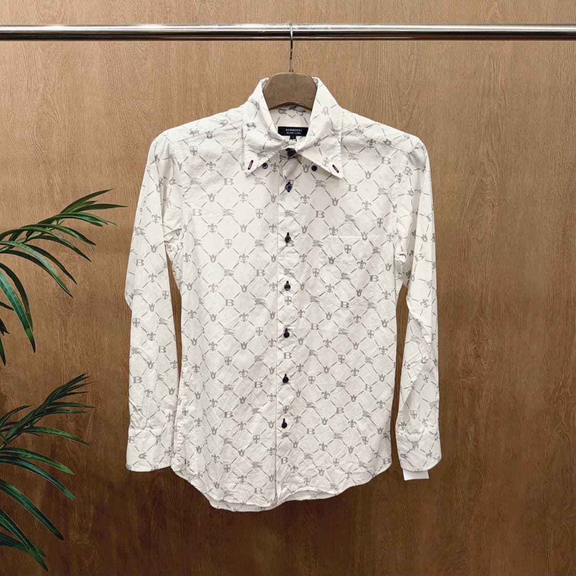 버버리 블랙 라벨 코튼 셔츠 로고 모노그램 패턴 디테일 레귤러핏 화이트 상품이미지1