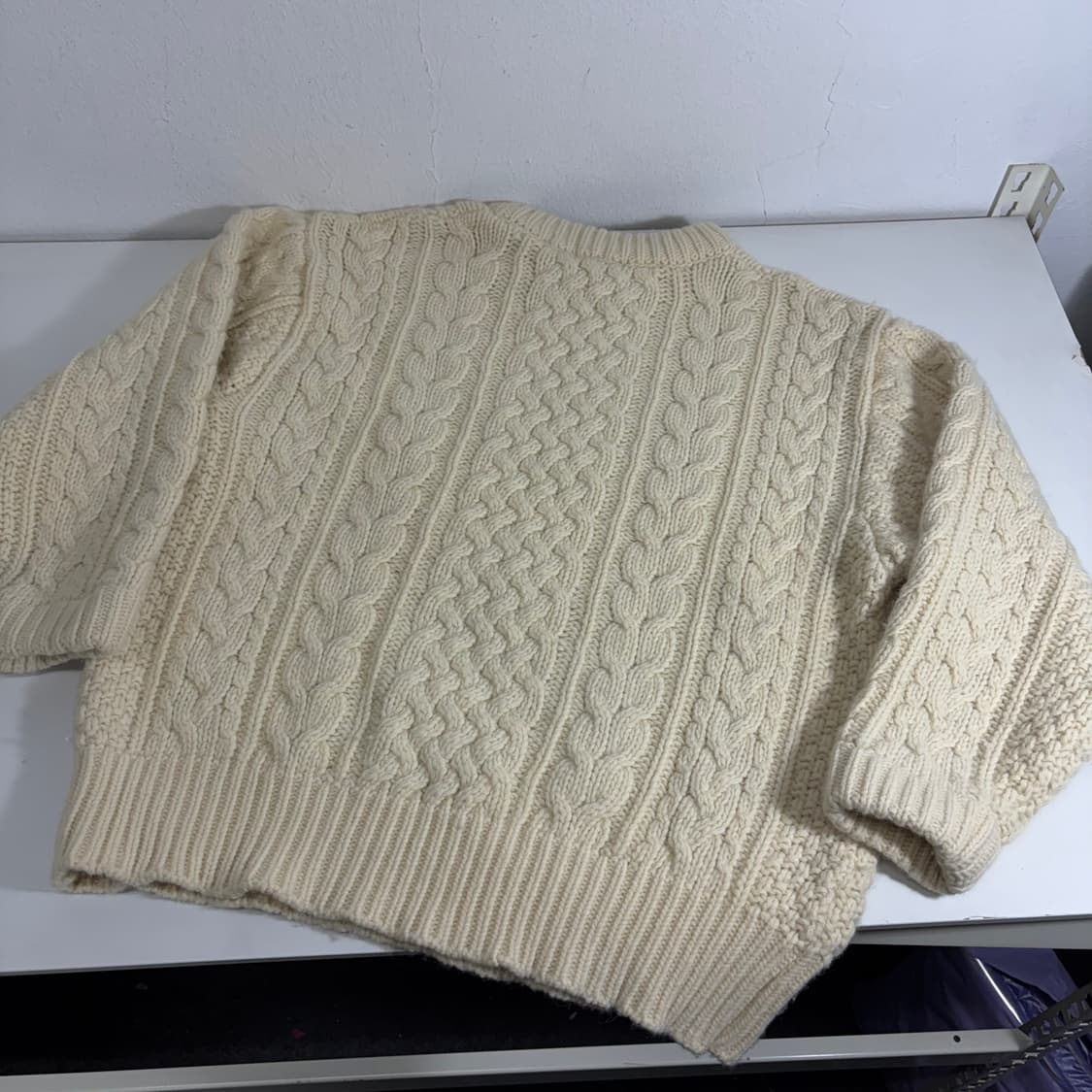 우먼OS 우드 WOOD 아이보리 오버핏 꽈베기 흰순이니트 상품이미지3