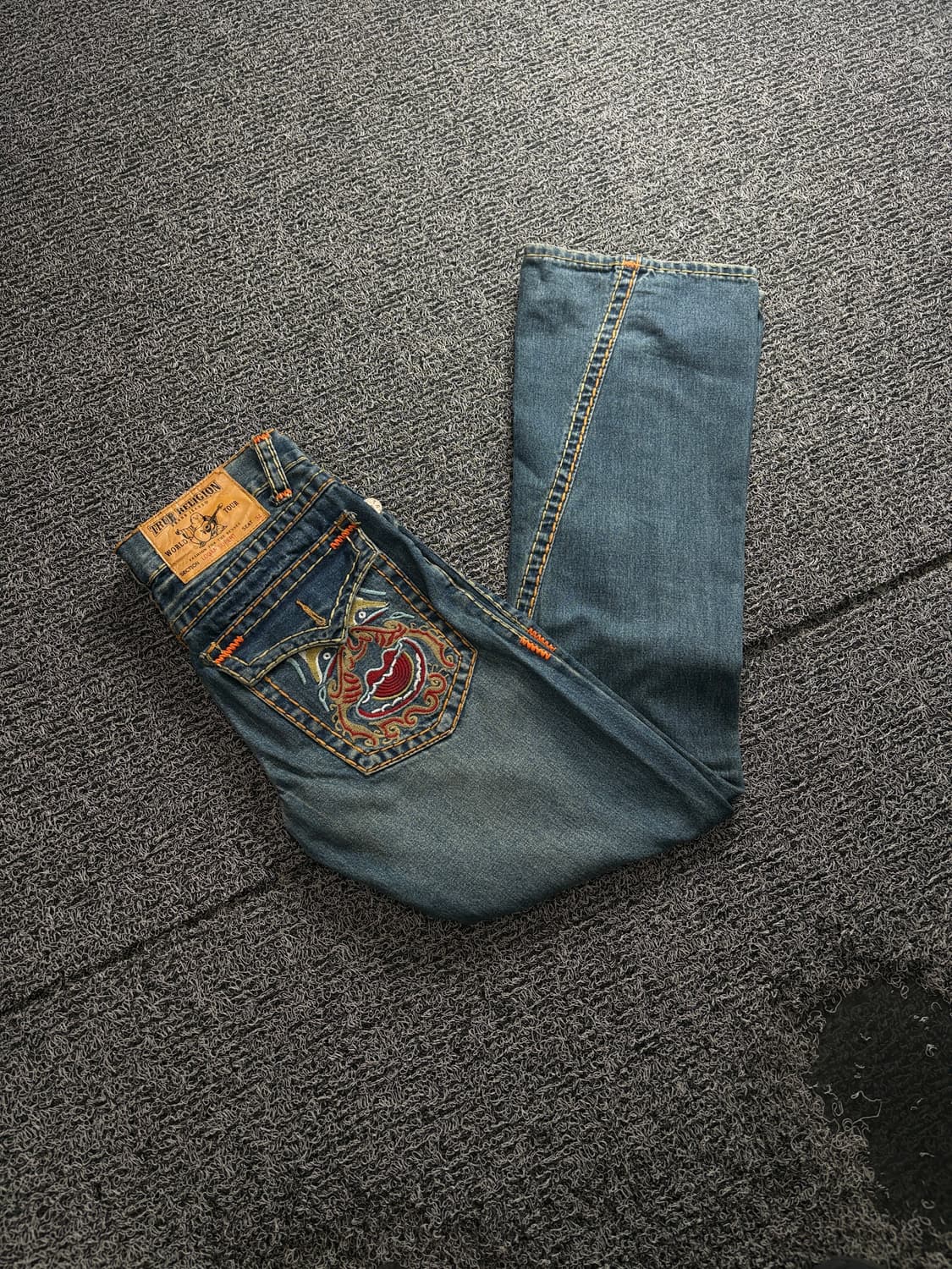 트루릴리젼 월드 투어 로건슈퍼티 자수 플레어 부츠컷 데님 팬츠 4006 상품이미지1