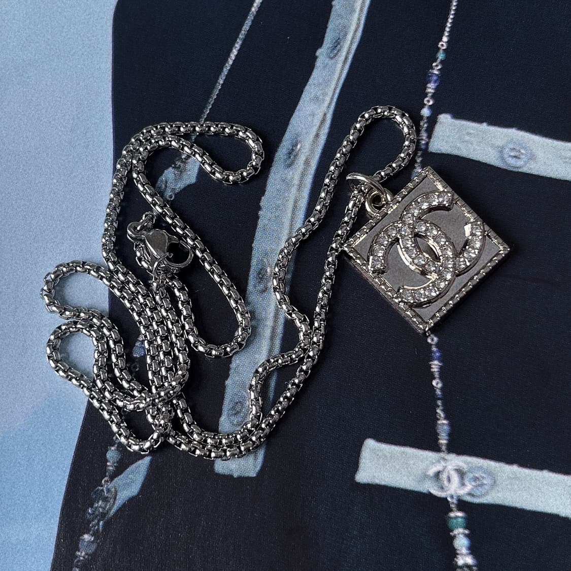 샤넬 미러스퀘어 크리스탈 실버 목걸이 상품이미지2