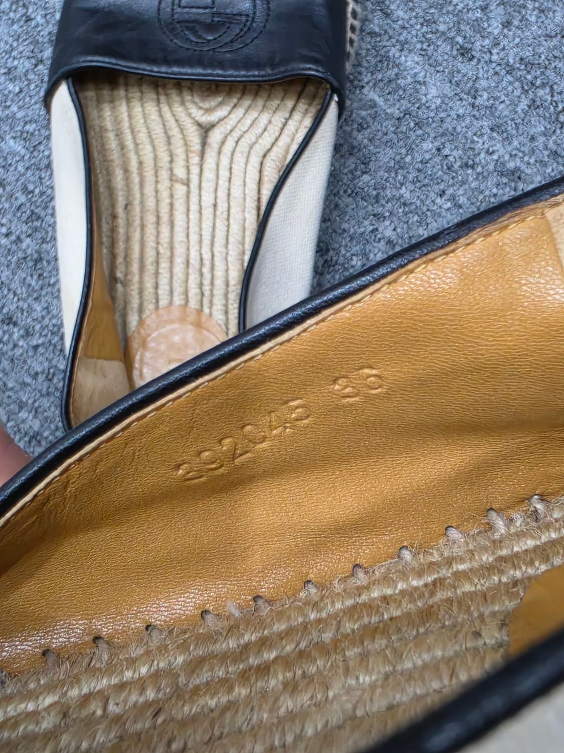 구찌 GG 인터로킹 시그니처 레더 에스파드류 슬립온 36 상품이미지9