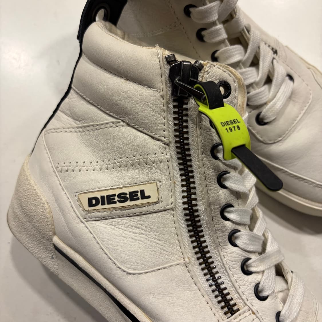 [255] 디젤 화이트 하이탑 스니커즈 지퍼 디테일 상품이미지4