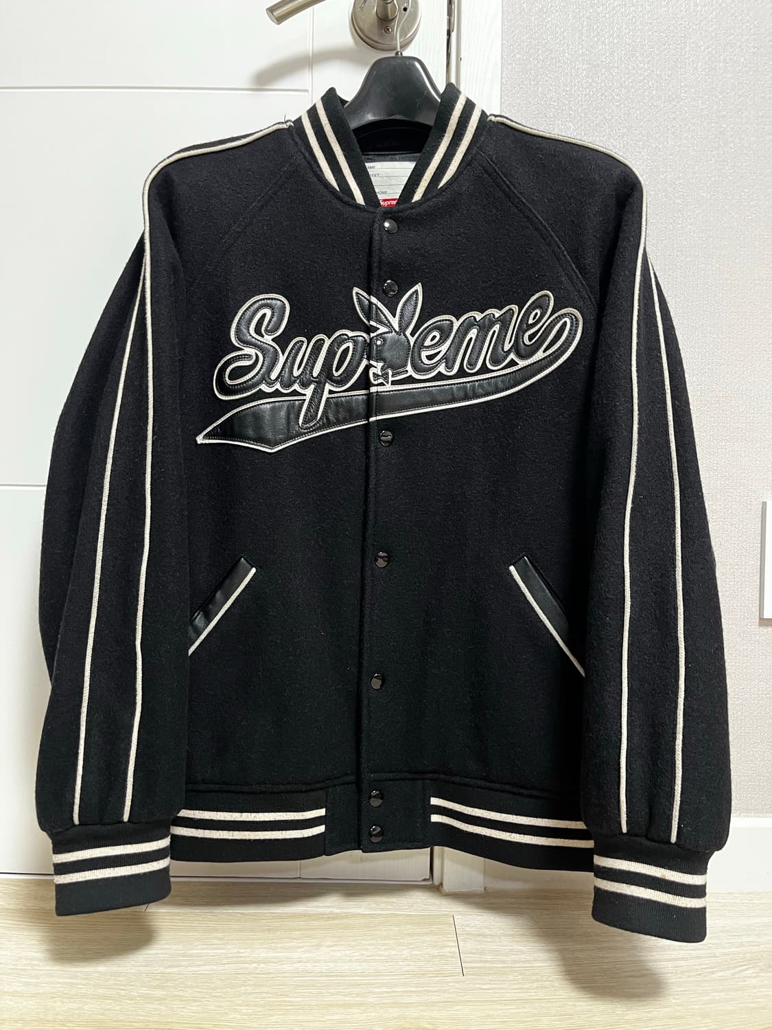 [L] 슈프림 17FW 플레이보이 바시티 자켓 블랙 상품이미지1