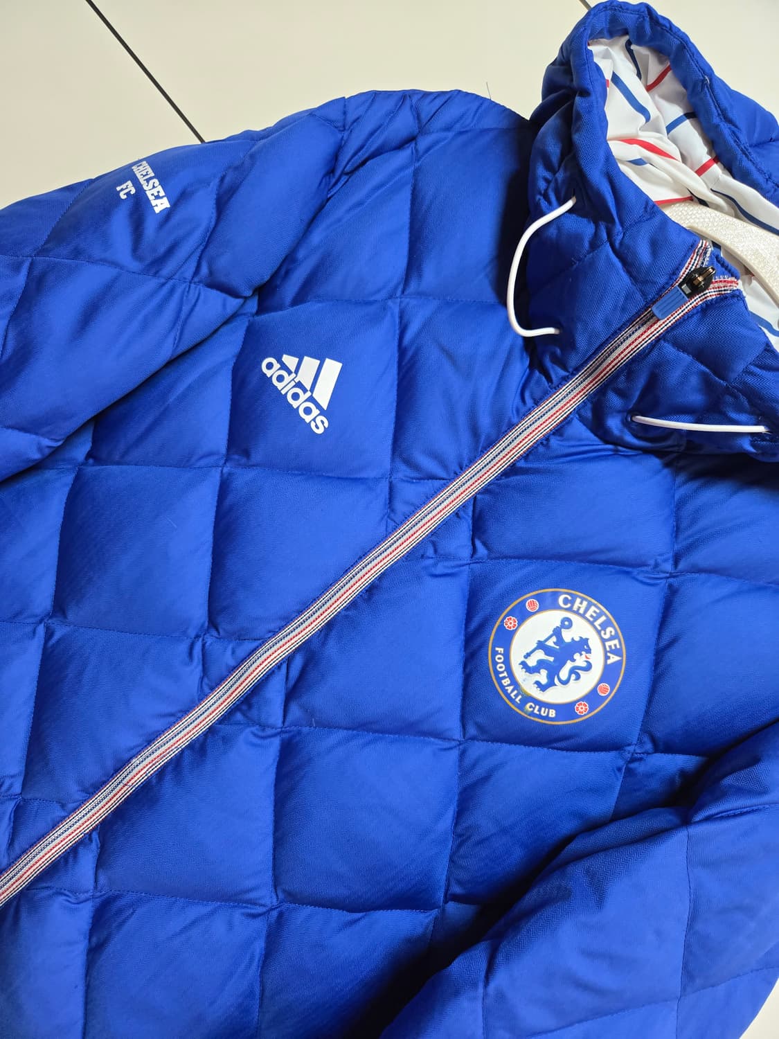 아디다스 첼시 FC 덕다운 패딩 자켓. 상품이미지2