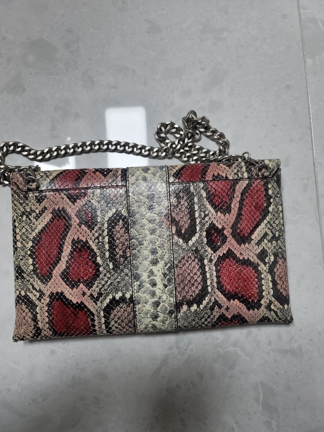 쿠론 뱀가죽패턴 가죽 숄더백

 상품이미지2