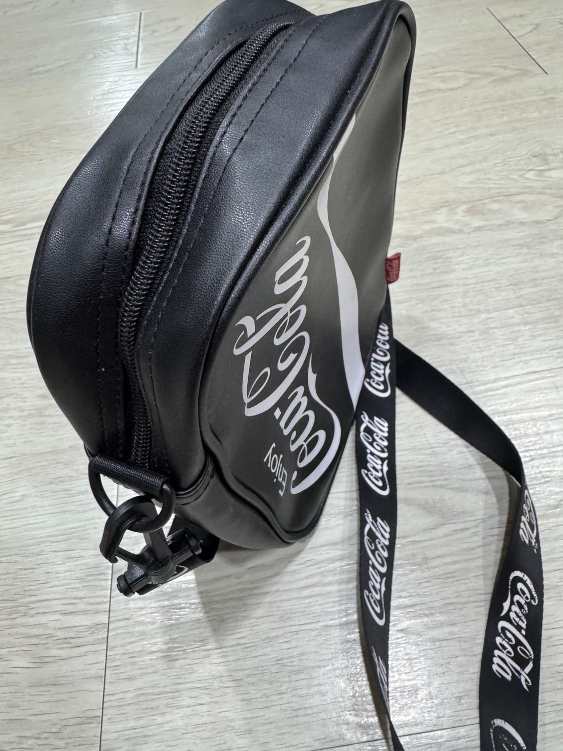 코카콜라 에나멜 크로스백 가방 굿즈 상품이미지3