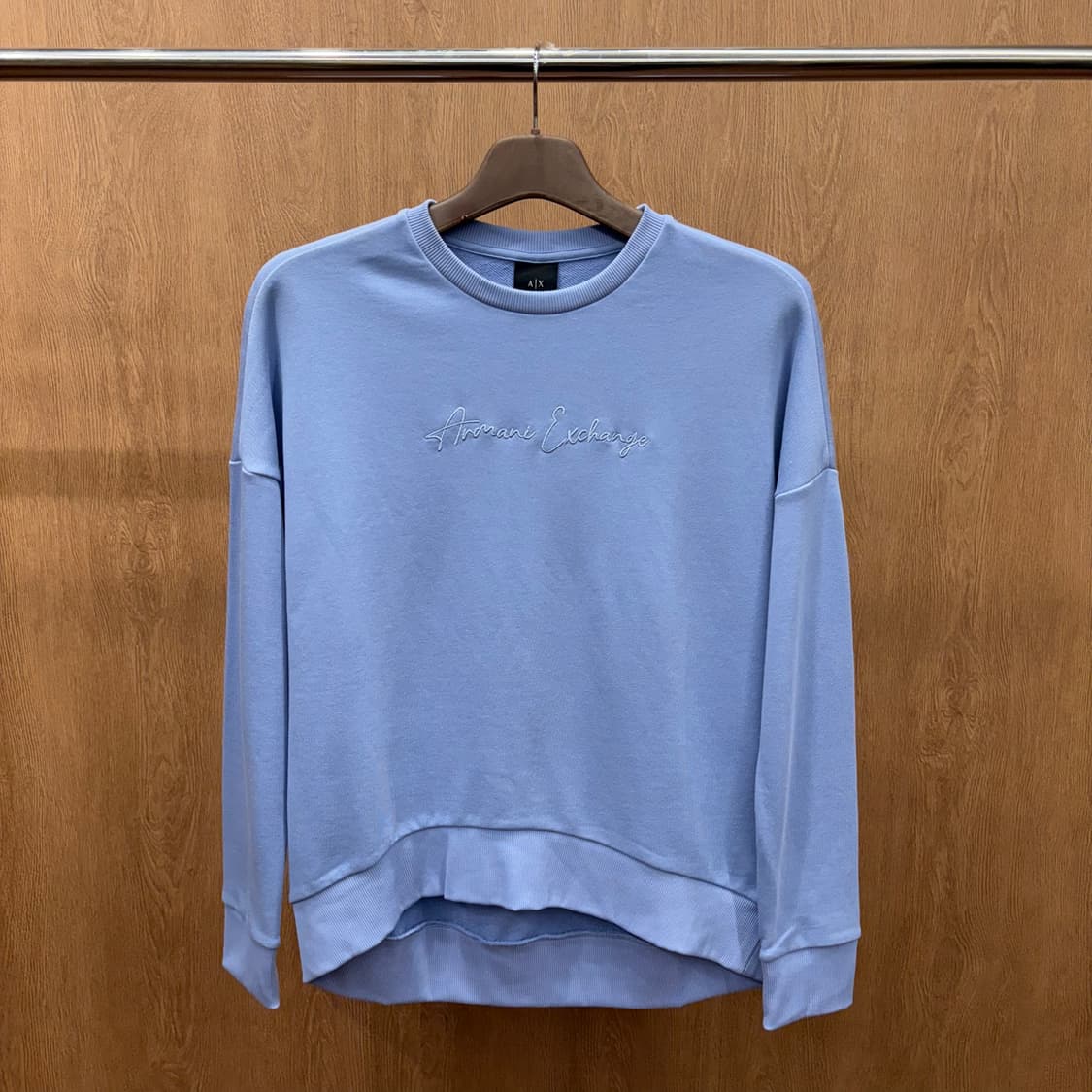 아르마니 익스체인지 맨투맨 시그니처 로고 자수 하이 로우 디테일 블루 상품이미지2
