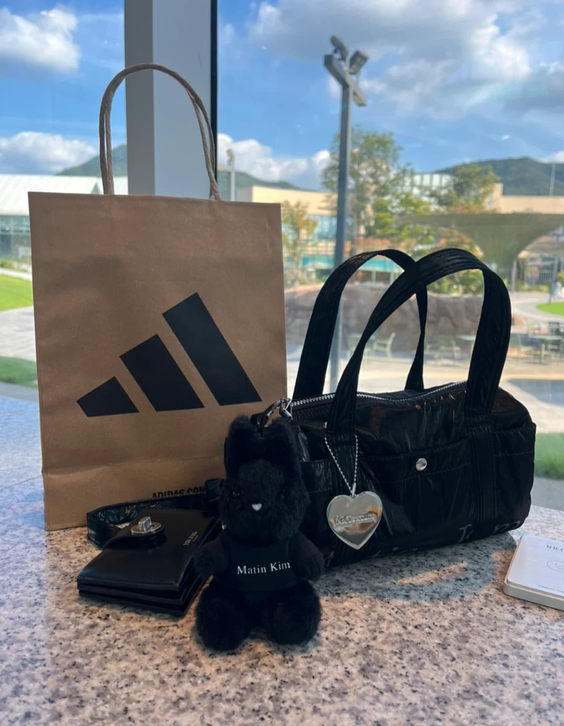 마뗑킴 글로시 로고 스포티 미니 더플백 (블랙) + 토끼키링포함  상품이미지8