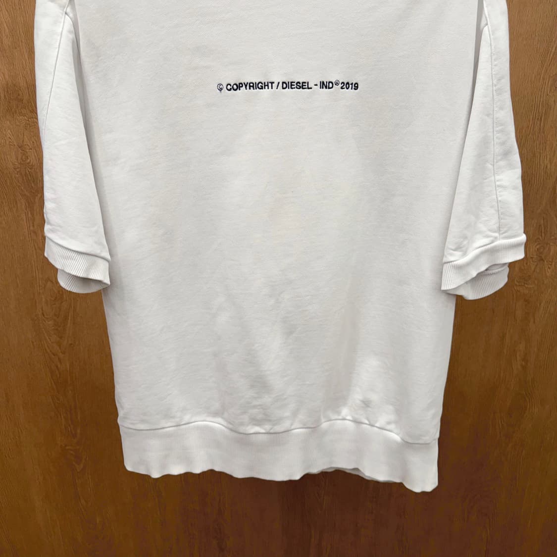 디젤 라운드넥 맨투맨 5부 소매 래글런 로고 레터링 자수 디테일 화이트 상품이미지5