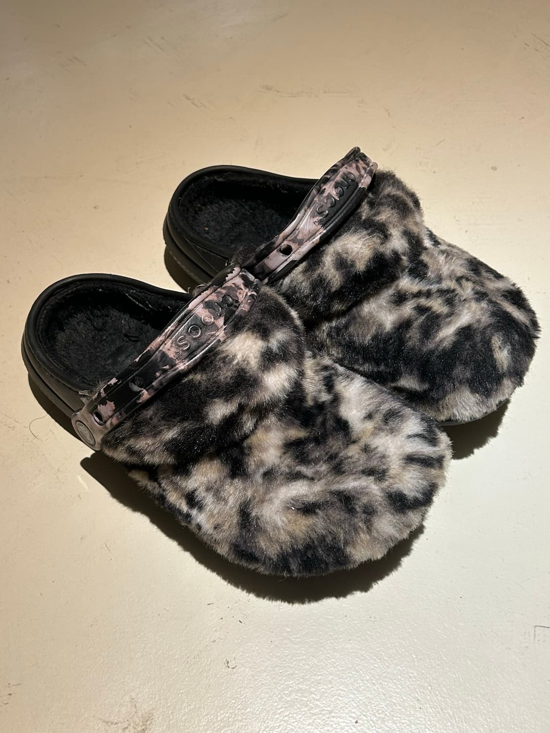 크록스 클래식 퍼 슈어 클로그 블랙 멀티 상품이미지4