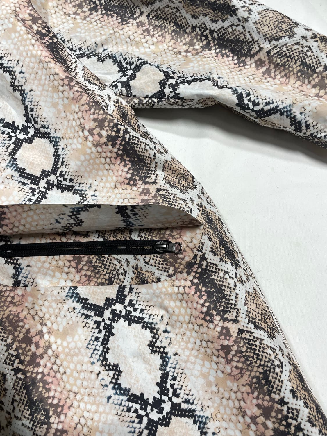 maje snake print 후드 쉘파카  상품이미지7