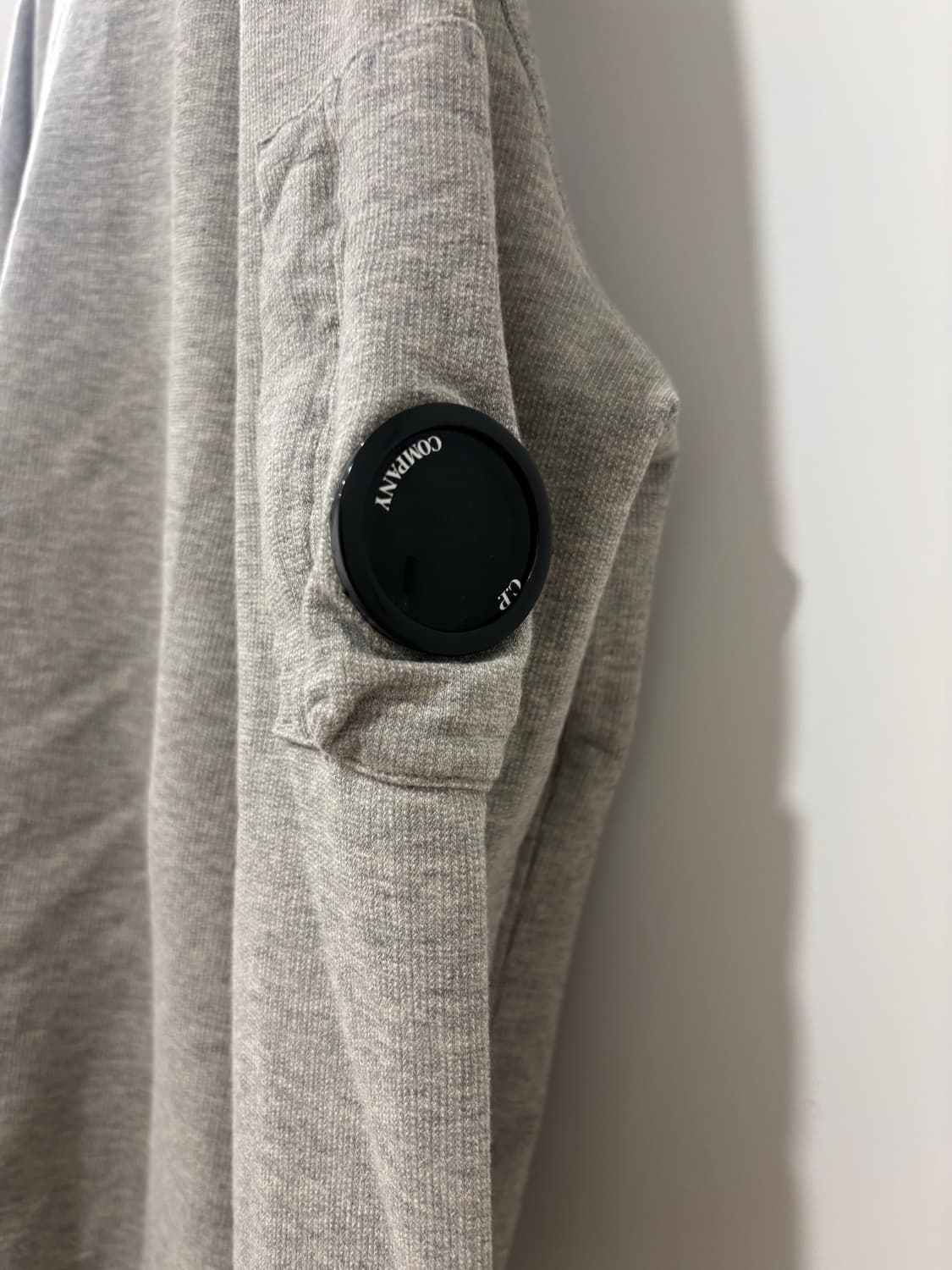 CP컴퍼니 렌즈와펜 맨투맨 티셔츠 M93 상품이미지4