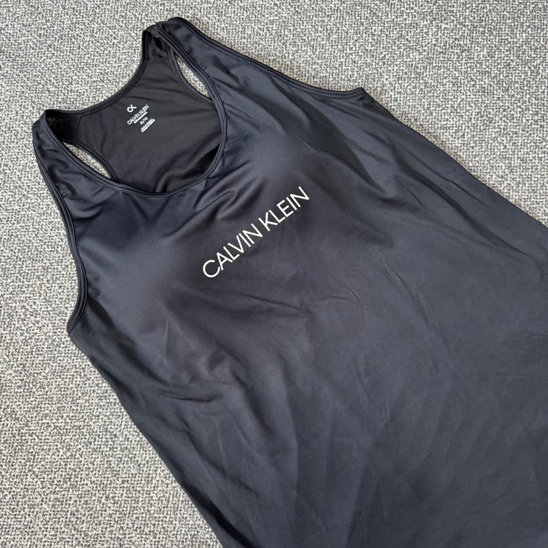 캘빈클라인 퍼포먼스 블랙 화이트 스펠아웃로고 리플렉티브 슬리브리스 상품이미지2