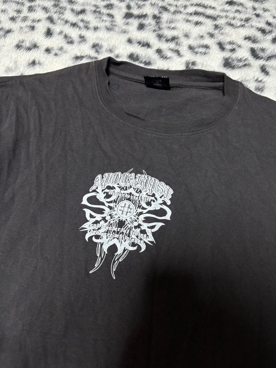 “Unknown” Back Print Detail Tee 상품이미지4