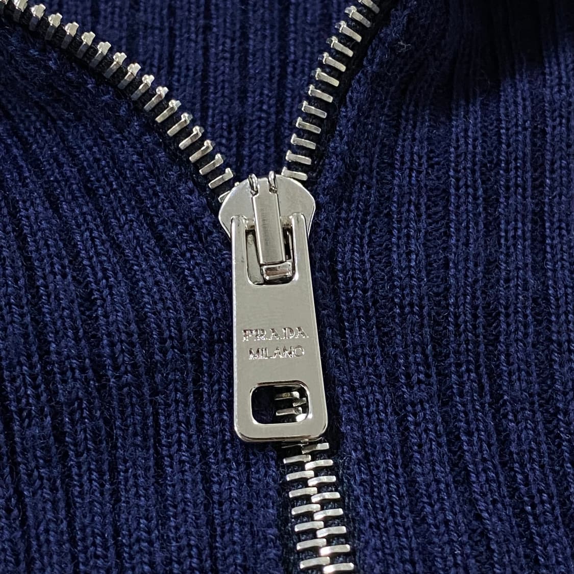 프라다 로고 디자인 하프 집업 니트 상품이미지4