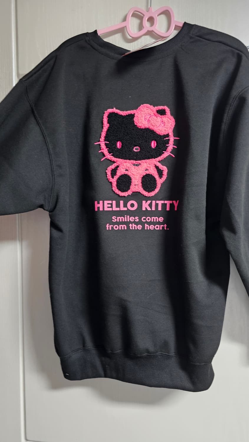 아베일 헬로키티 핑크자수 블랙 맨투맨 상품이미지2
