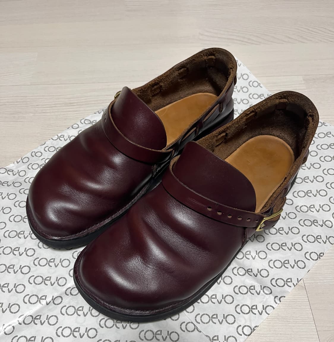 240/7D_우먼) 오로라슈즈 미들 잉글리쉬 버건디 판매. 상품이미지1