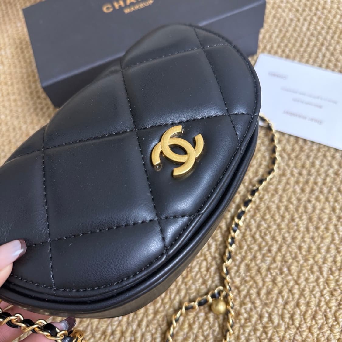 샤넬뷰티 클래식 골든 글로브 새들 백 블랙 리미티드 상품이미지2