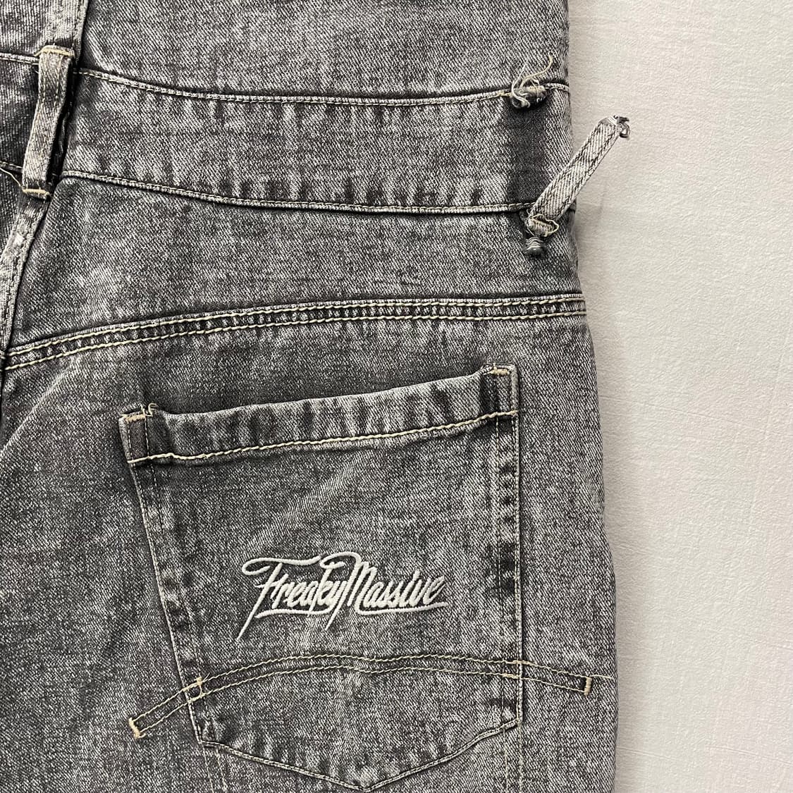 Freaky 워싱 디테일 반바지 상품이미지4