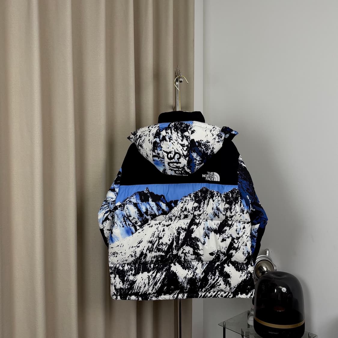 슈프림 x 노스페이스 마운틴 발토로 자켓 블루 화이트 - 17FW 상품이미지2