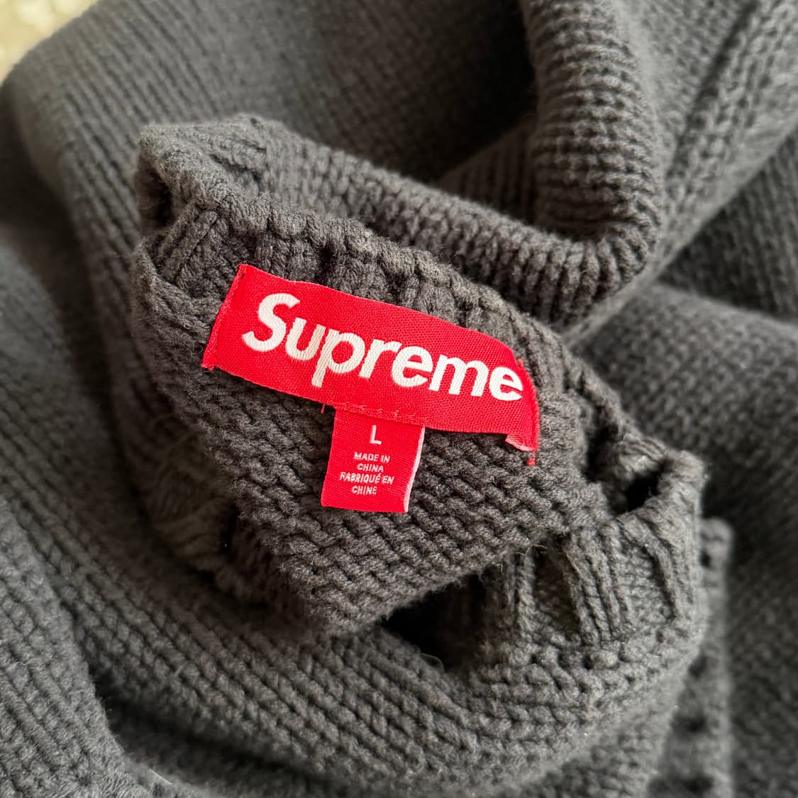 슈프림 토널 아플리케 스웨터 - 25ss 상품이미지10