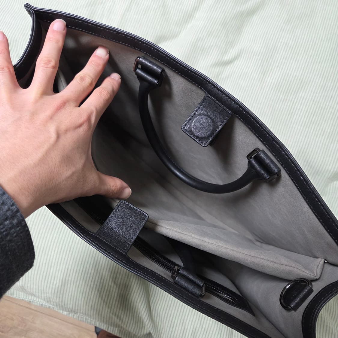 질스튜어트 로건 블랙 레더 심플 토트백 JUBA6E941BK / 숄더백  상품이미지4