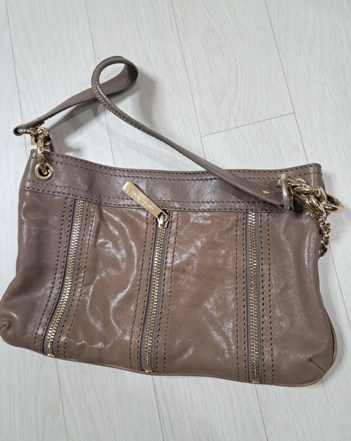 마이클코어스 브라운 레더 크로스백 상품이미지3