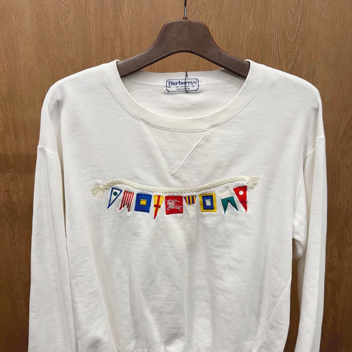 버버리 코튼 긴팔 맨투맨 마린 플래그 자수 디테일 레귤러핏 아이보리 상품이미지4