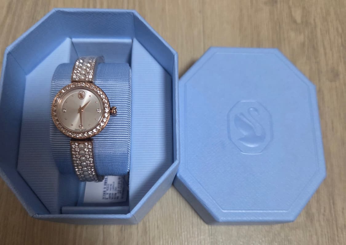 정가60만~새제품)신형 스와로브스키 진주 크리스탈 시계 정품 상품이미지7