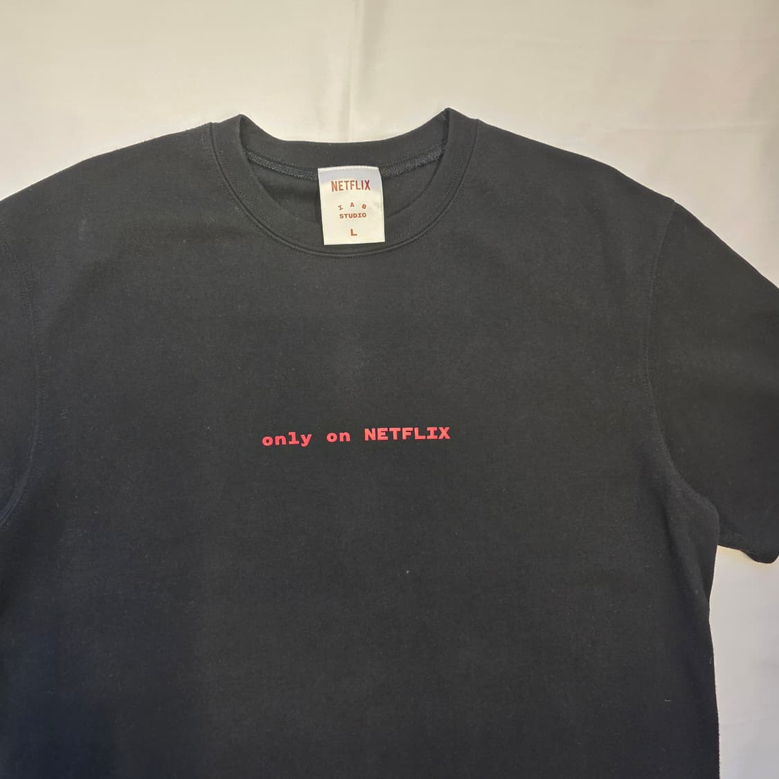[L]아이앱 스튜디오 x 넷플릭스 숏슬리브 티셔츠 블랙 상품이미지3