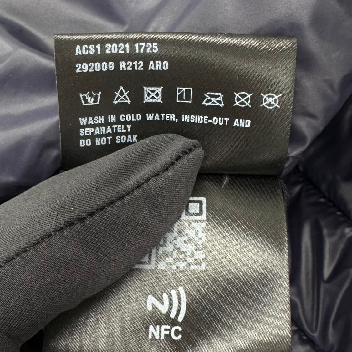 [40사이즈] 프라다 삼각로고 후드 경량패딩 블랙 (292009) 상품이미지10