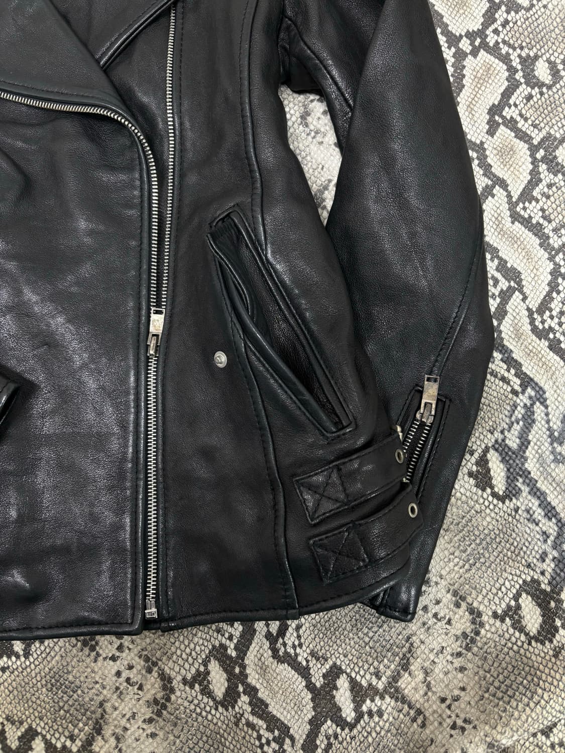 [GUESS] Sheep Fur&Leather Buckle Detail  상품이미지3