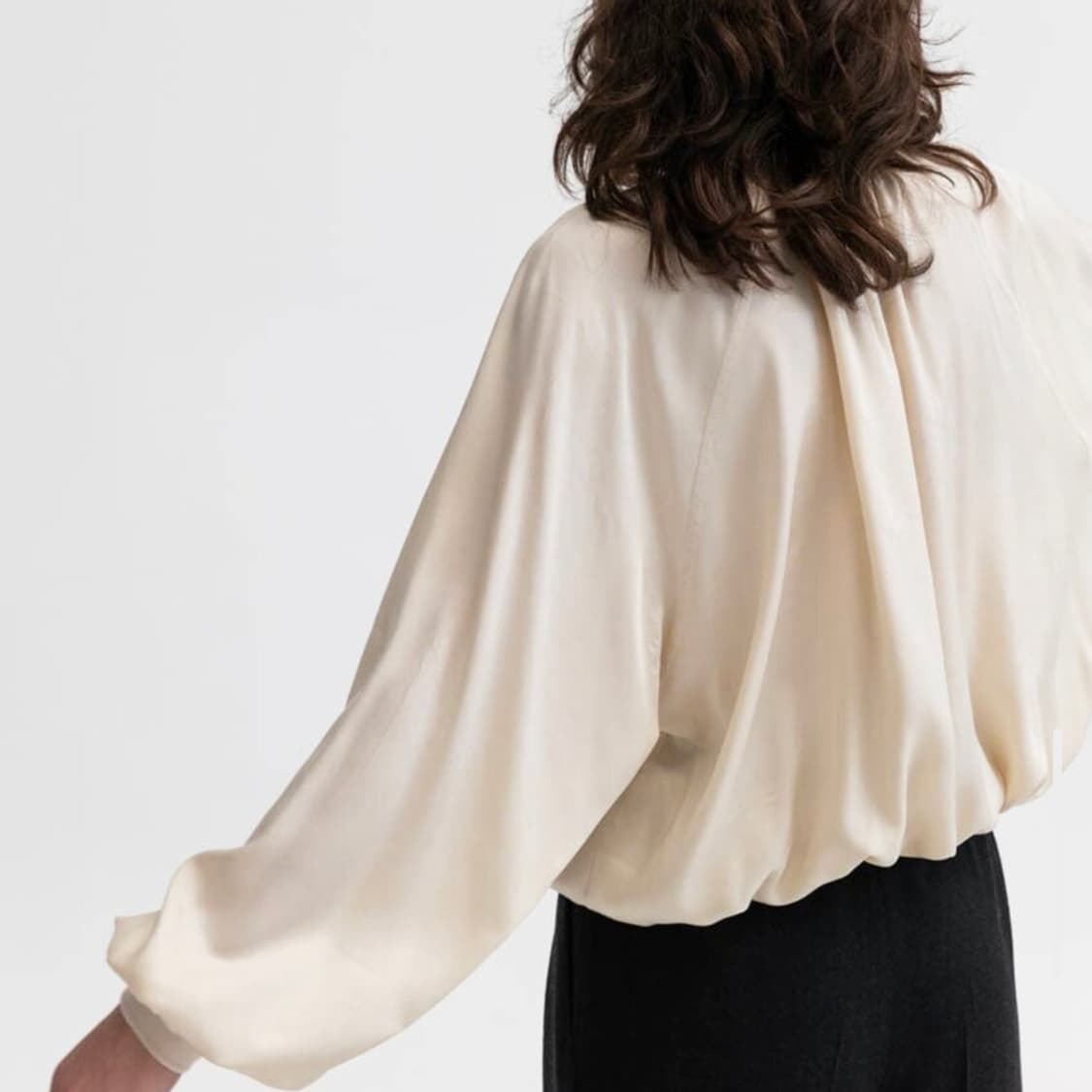 모노하(MONOHA) 하이넥 셔링 블라우스 프리사이즈 상품이미지3