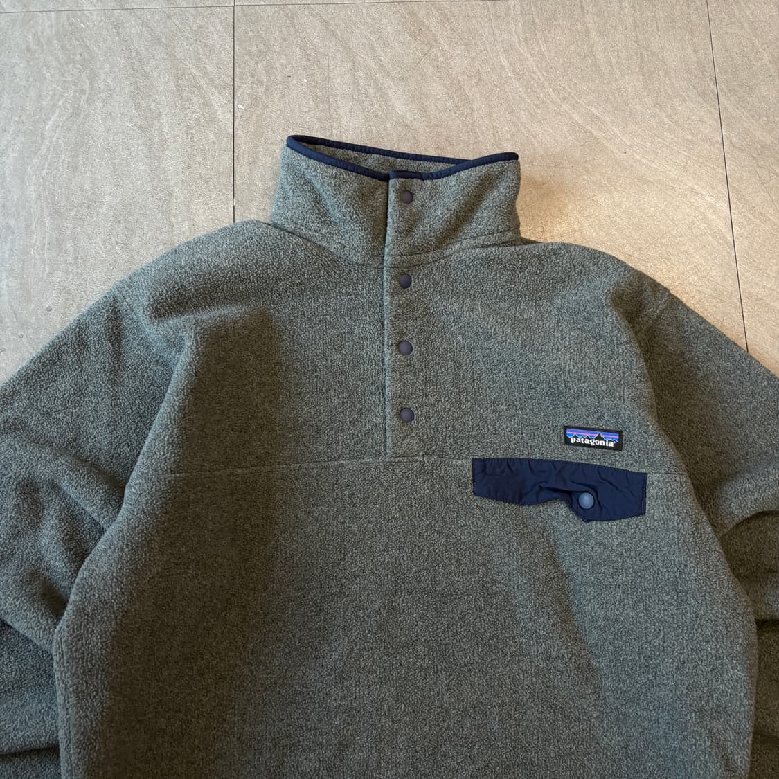 파타고니아 정품 신칠라 그레이 스냅티 상품이미지3